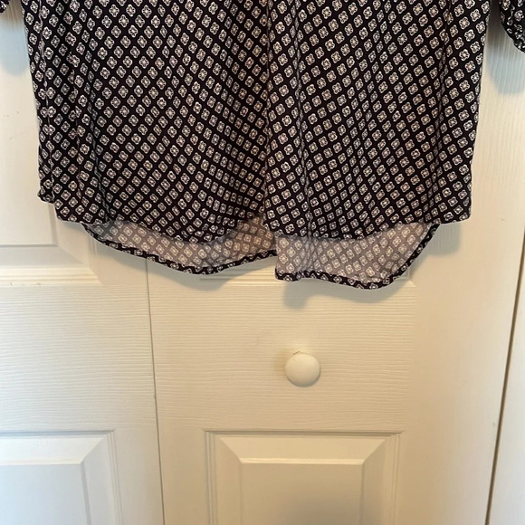 Sonoma, sz Large, navy blue peasant top. V neck. Three quarter elastic sleeves. - Picture 6 of 6